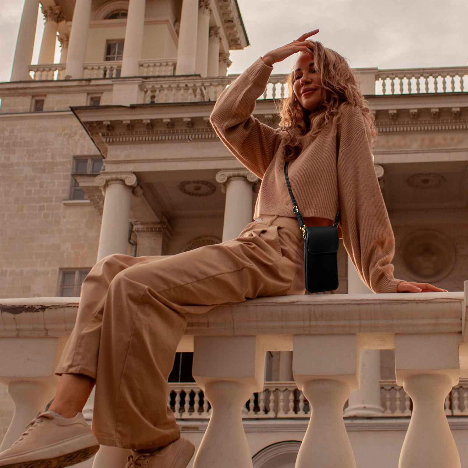 moex CitySling Oppo A5 Handytasche zum Umhängen – Produktbild 5